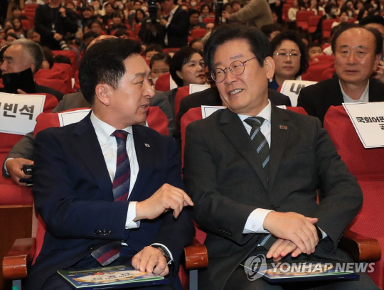 국민의힘 김기현 대표와 민주당 이재명 대표가 지난 4일 국회에서 열린 어린이 안전헌장 선포식에 참석해 이야기를 나누고 있다. 연합뉴스